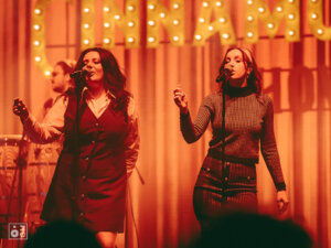 Cinnamon Gum - Inside Seaside