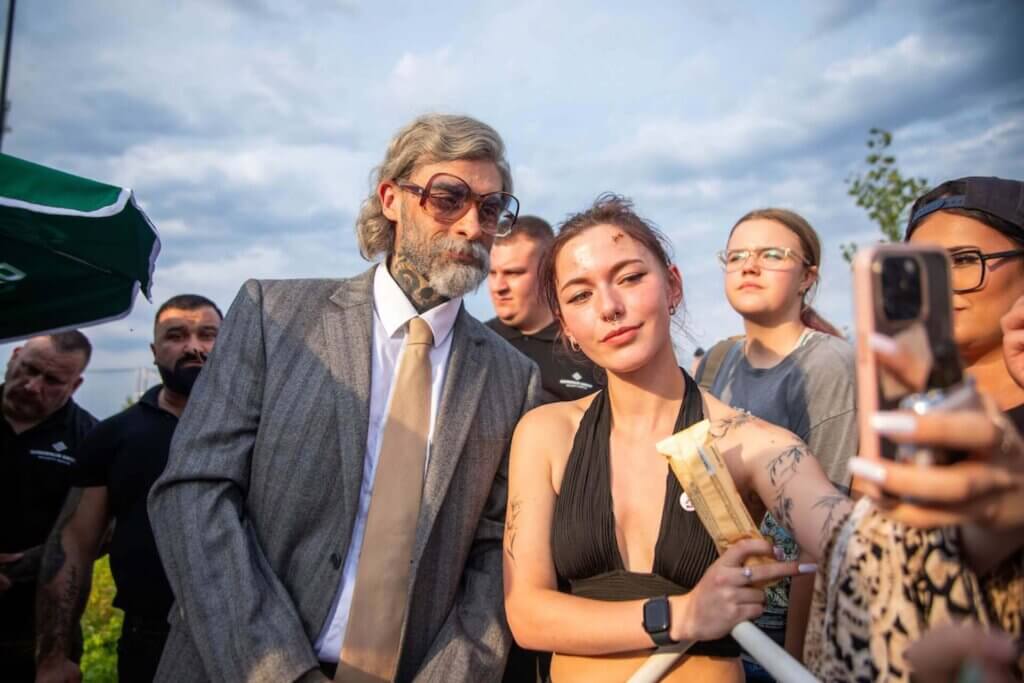 Wielkie koncerty i trudne pytania. Łódź Summer Festival 2026 2026.07.26 lsf dziadek quebo rozdaje lody fotzdziebczyńska (2)